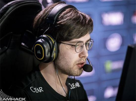 apEX 在赢得 BLAST.tv Austin Major 2025 后履行了他的承诺，剃了光头